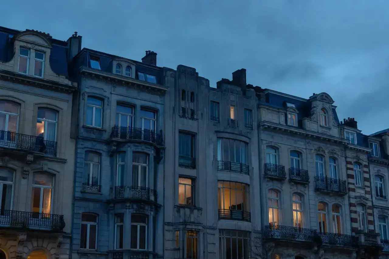 Façades d'immeubles de copropriété bruxellois en fin de journée
