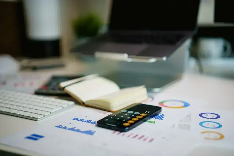 Bureau avec graphiques financiers et smartphone