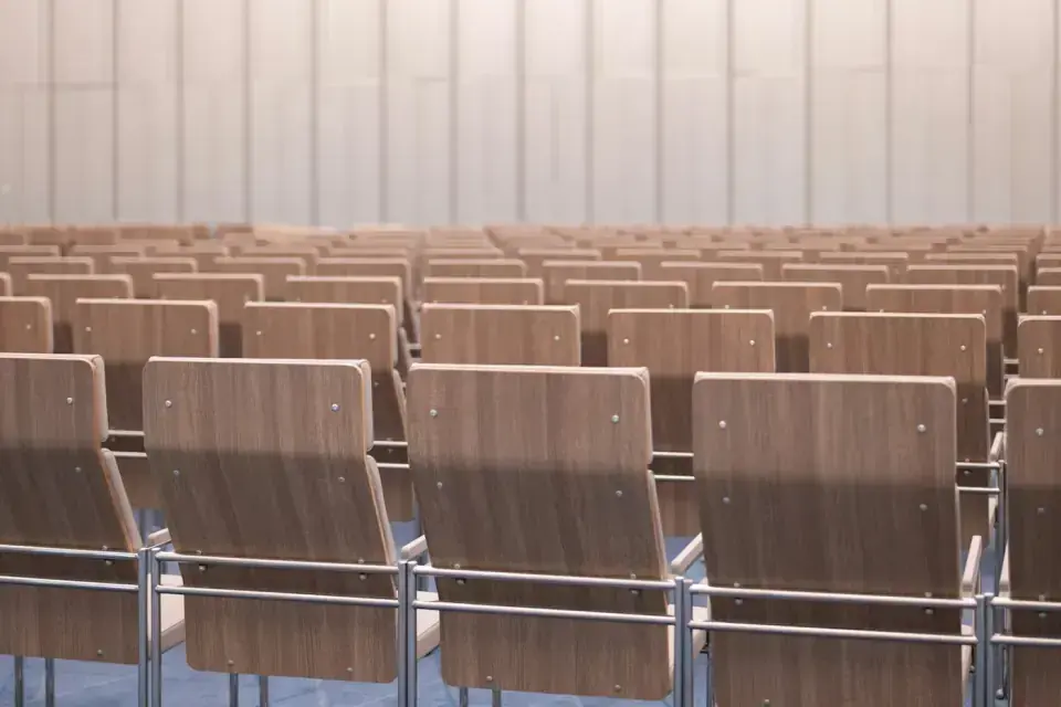 Rangées de chaises alignées avant une assemblée