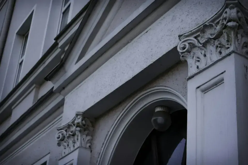 Détail sculpté de l'entrée d'un immeuble ancien