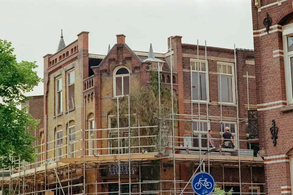 Échafaudage sur la façade d'une maison de maître en rénovation